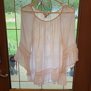Womens white top new without tags. Excellent condition.